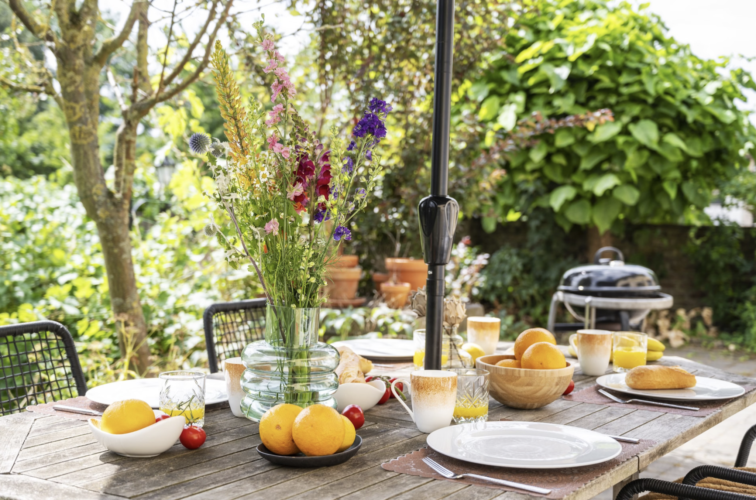 Gedekte tafel in tuin