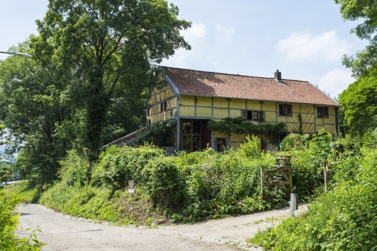Geel vakwerkhuis Limburg