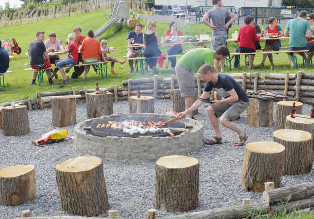 Verhalen delen bij het knisperende kampvuur.