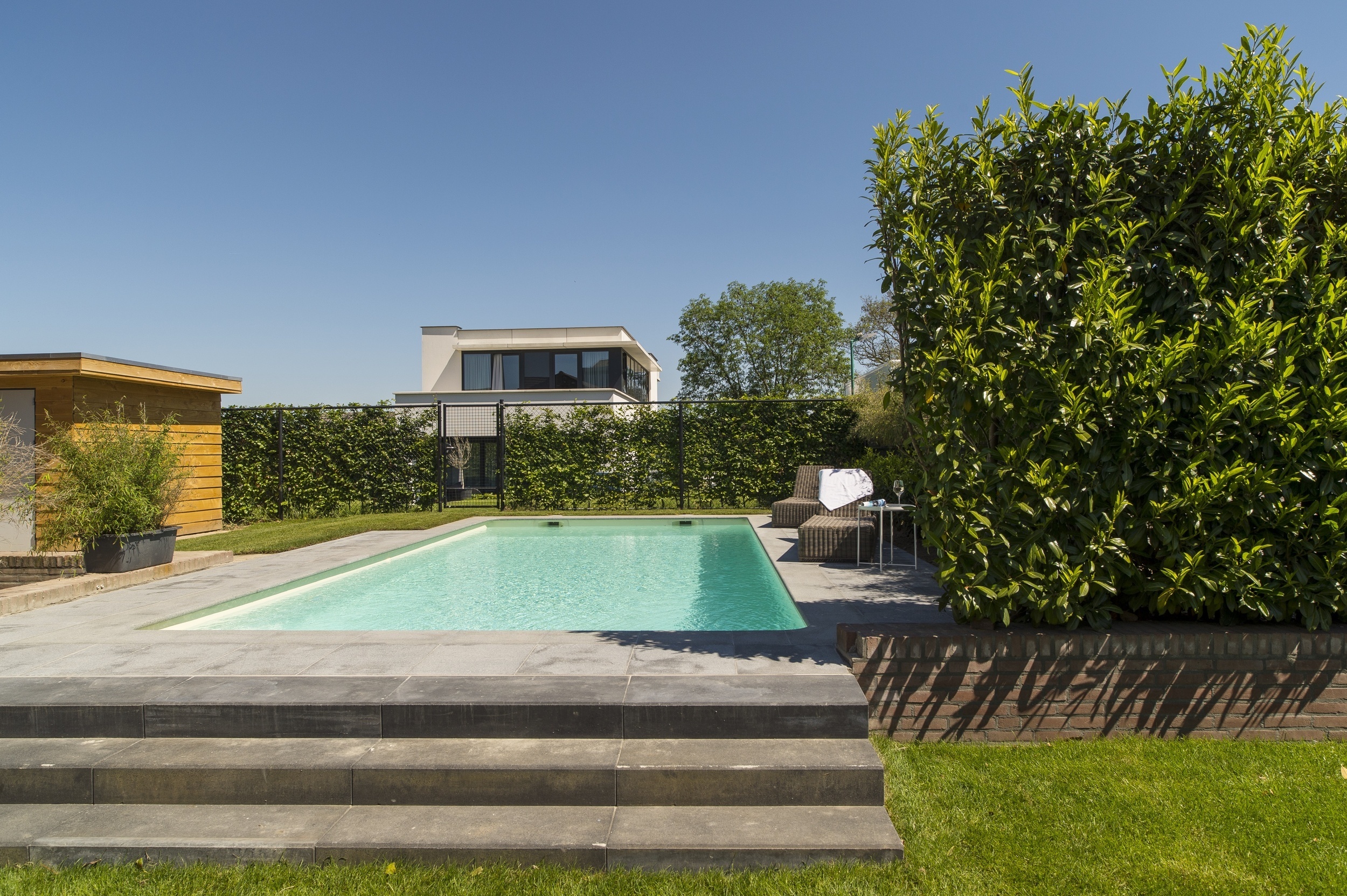 Privézwembad bij vakantiehuis Poort van Maastricht, met moderne afwerking en overdekte zithoek