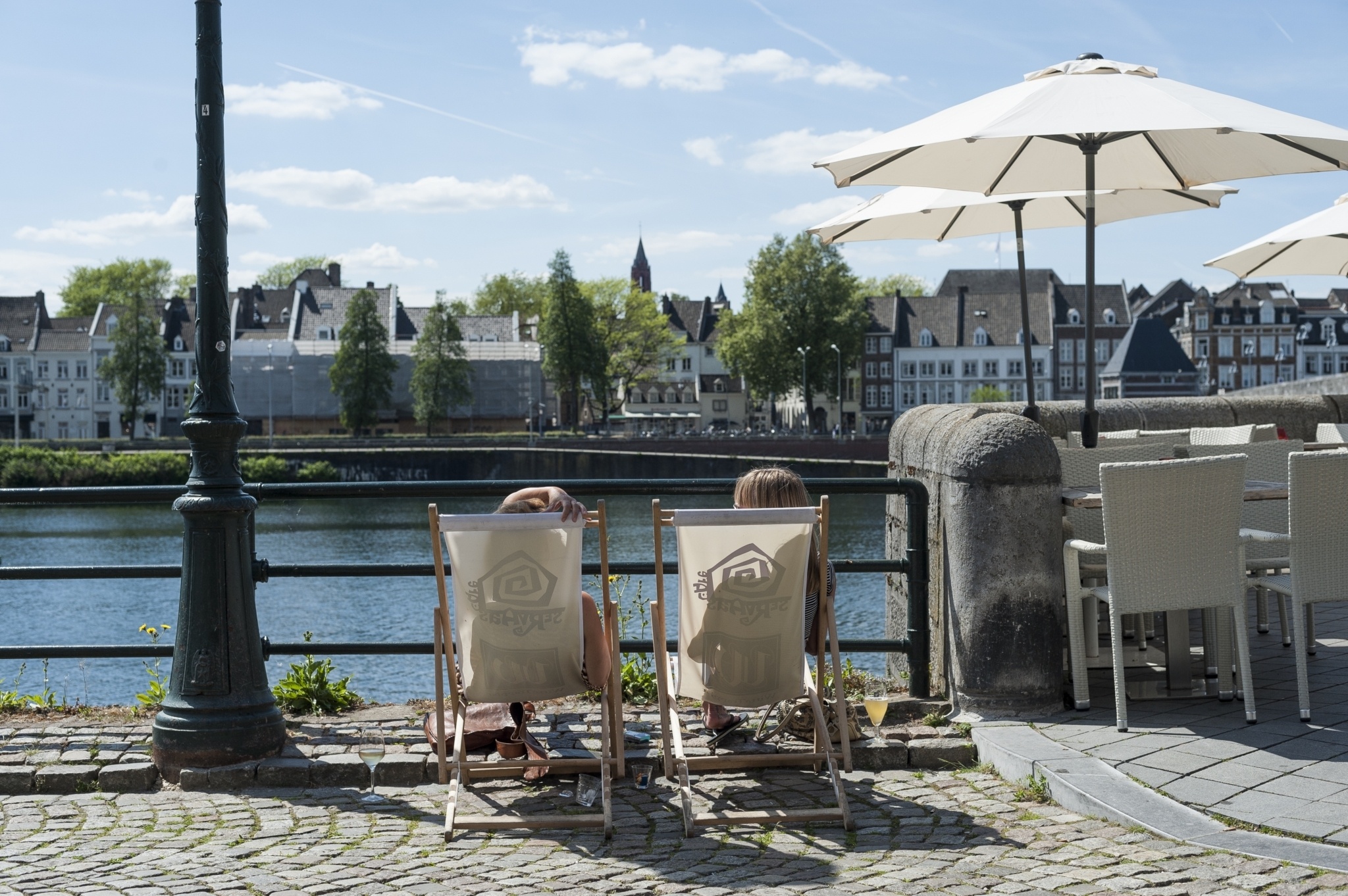 Strijk neer op een terrasje langs de Maas en geniet van het uitzicht