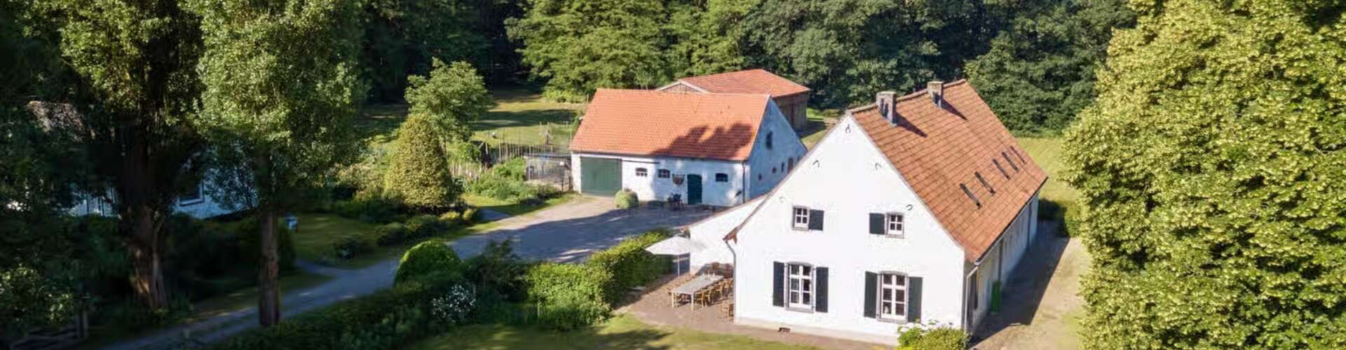 Hoeve met grote tuin en oprijlaan aan de rand van het bos