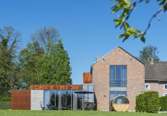 Luxe, hippe vakantiewoning met een privé barrel sauna en een gezamenlijk binnenzwembad.