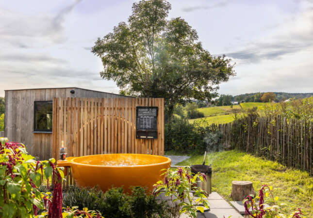 Bij Hubertus Huuske borrelt de hottub op het terras, terwijl Sippenaeken in stilte om je heen ligt