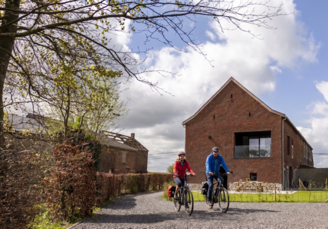 Fietsend genieten van het kleurrijke herfstlandschap van de Ardennen.