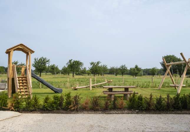 Omheinde tuin met speeltoestellen
