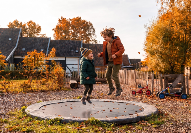 Blaadjes trappen, springen, lachen. Meer hoeft niet.