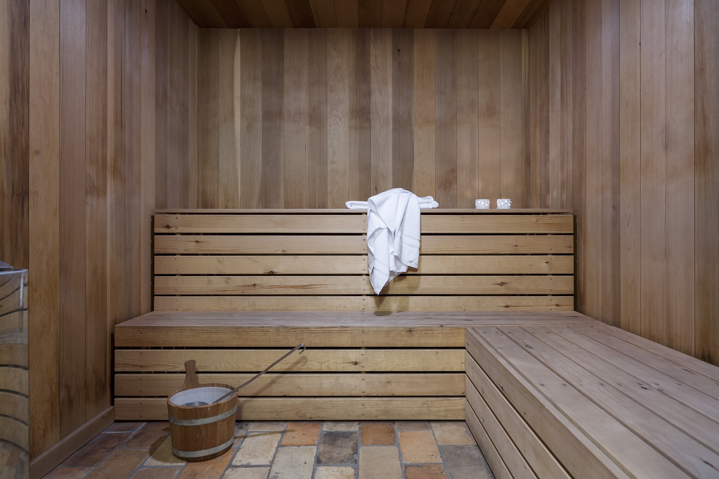 Kom helemaal tot rust in de sauna van Charneux. Warm op, ontspan en geniet samen van een momentje pure ontspanning.
